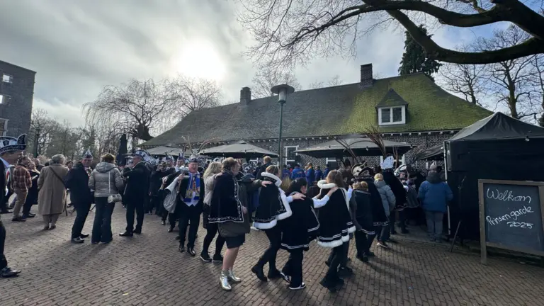 Traditie van gezamenlijke Prinsenfoto met alle carnavalshoogheden leeft voort in Deurne