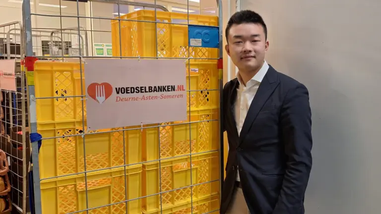 Neerkantse Toby Ye schenkt deel van gewonnen schoolprijs aan Voedselbank Deurne-Asten-Someren