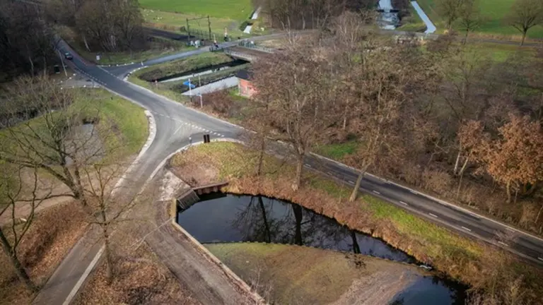 Drijvende vuilbarrière moet in Griendtsveen einde maken aan verstoppingen en stankoverlast