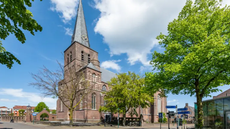 Tuin van Deurnese Willibrorduskerk krijgt opknapbeurt: ‘Plek waar inwoners en bezoekers tot rust kunnen komen’