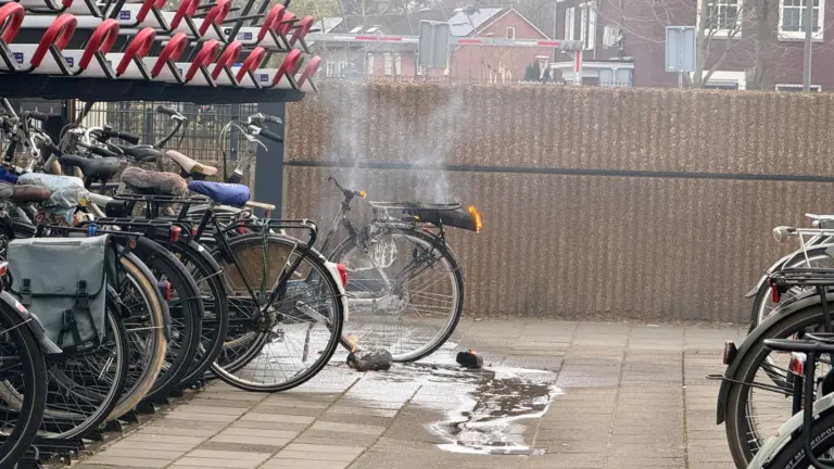 Accu van elektrische fiets vliegt in brand bij station in Deurne