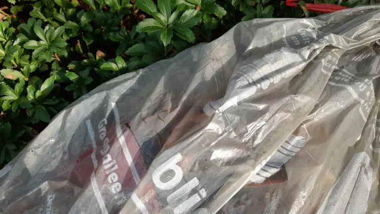 Woningbouwvereniging zegt bewoners Roothaertstraat de wacht aan vanwege vele afvaldumpingen