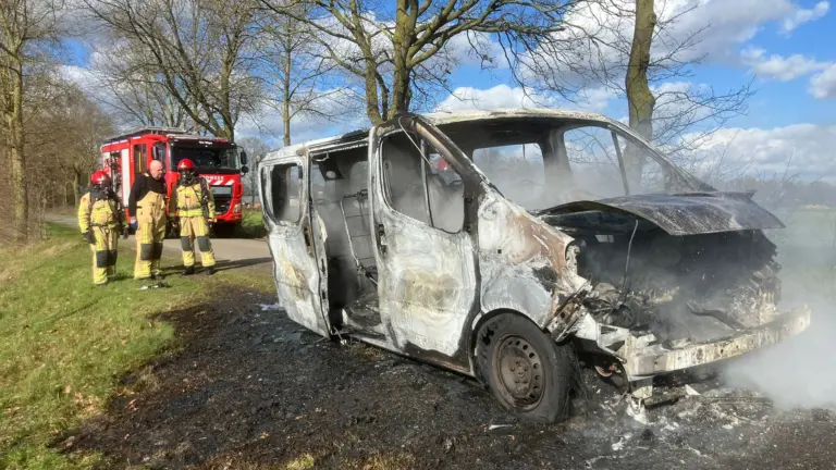 Bestelbus brandt volledig uit op Hoefweg in Milheeze