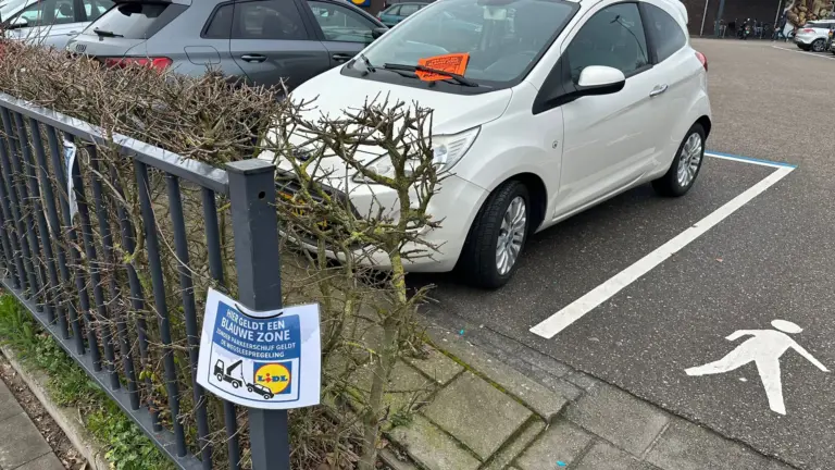 Veel automobilisten nog niet op de hoogte van blauwe zone bij Lidl in Deurne; ‘Of ze trekken zich er niks van aan’