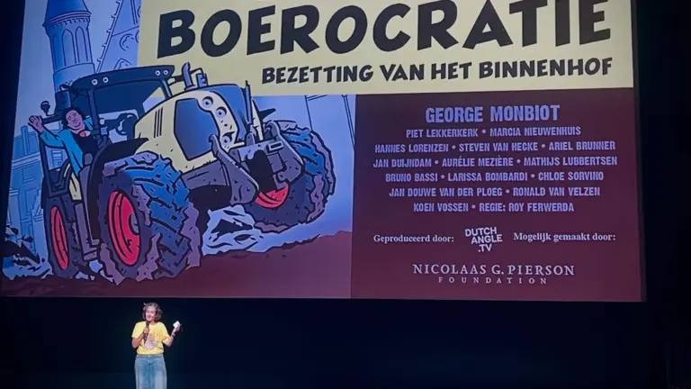 Journalist Selli Altunterim geeft in Cultuurcentrum Deurne uitleg bij film over macht van ‘Big Agro’