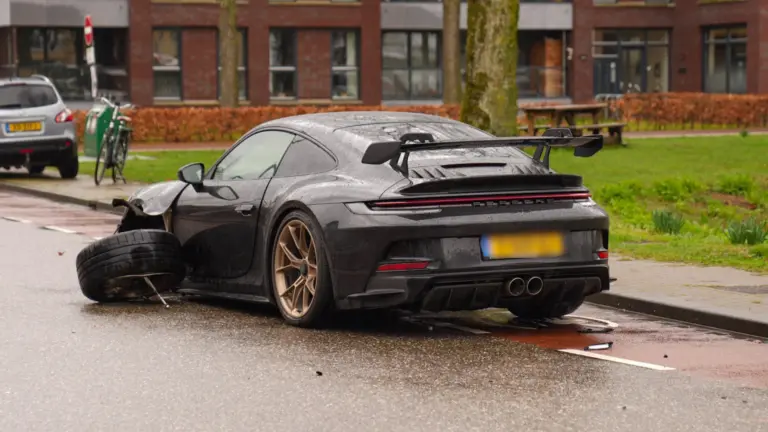 Dure Porsche raakt zwaar beschadigd bij botsing met andere auto op Stationsplein in Deurne