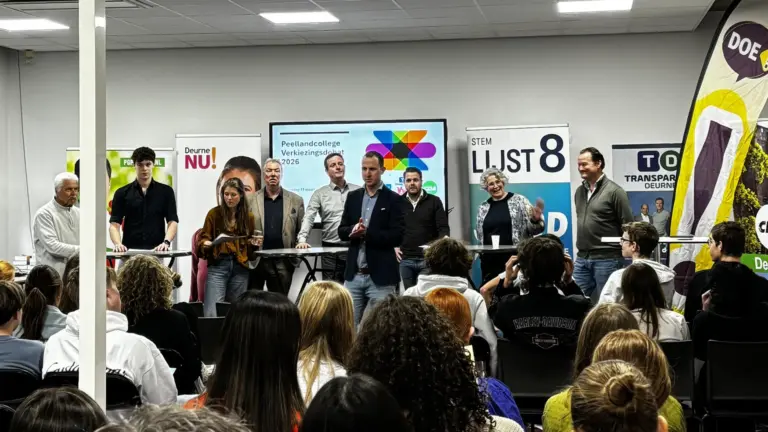 [VIDEO] Jelle Schlösser (18) van Deurnese VVD wint verkiezingsdebat van Peellandcollege