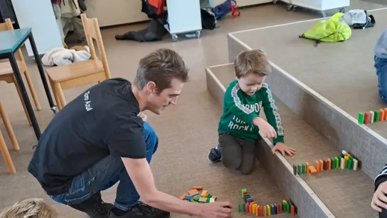 Dominostenen van geslaagde recordpoging krijgen tweede leven bij Basisschool De Wegwijzer in Vlierden