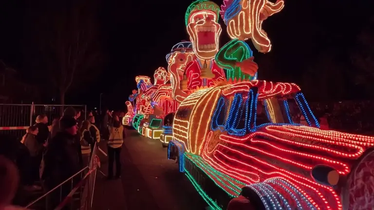 [VIDEO] Heilight Parade laat straten van Sint Jozefparochie weer stralen: ‘Fantastisch om te zien’