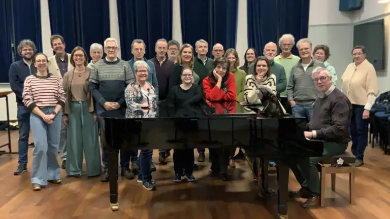 Helmonds Vocaal Ensemble laat Stabat Mater op drie manieren horen in Deurnese Willibrorduskerk