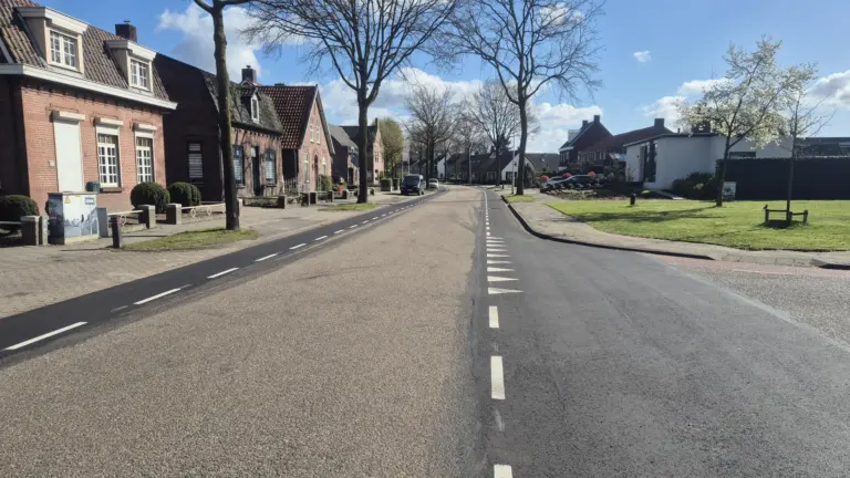 Foutje bedankt; unieke verkeerssituatie in Deurne door haaientanden na fietsstrook op Helmondseweg