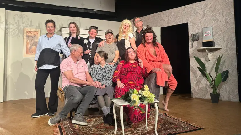 Klotlanders vieren 80-jarig bestaan met nieuwe voorstelling ‘4 op 1 kamer’: ‘Echt een avond lachen’