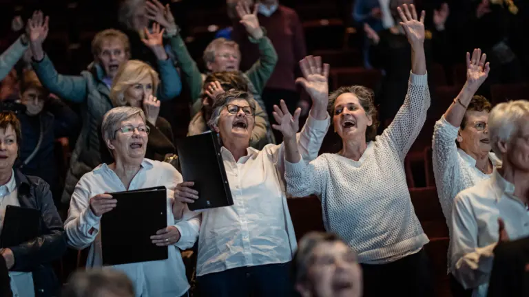 Stemmen van honderden zangers en zangeressen maken indruk tijdens Korendag in Deurne