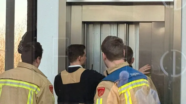 Brandweer bevrijdt vrouw na liftopsluiting in appartementencomplex aan Molenstraat in Deurne