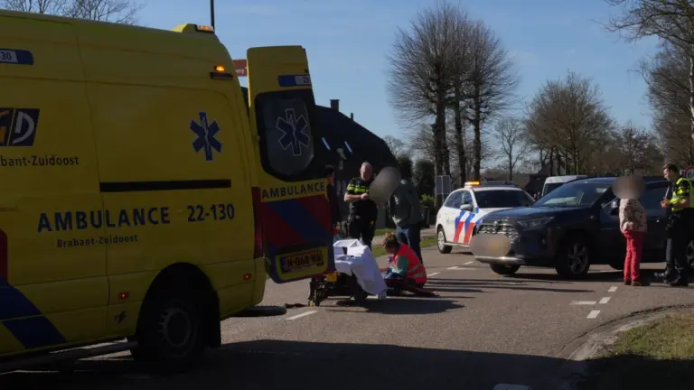 Fietsster raakt gewond bij aanrijding met personenauto op Roessel in Bakel