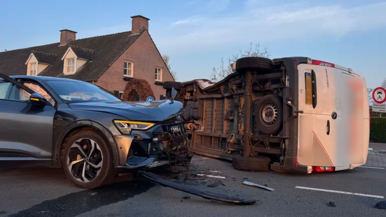 Personenauto en bestelbus botsen tegen elkaar op Bakelsebrug in Bakel