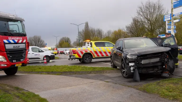 Twee auto’s botsen tegen elkaar op Bakelseweg in Deurne