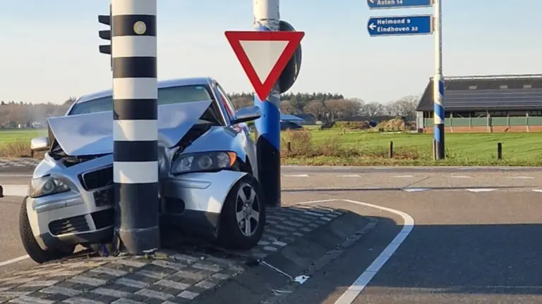 Automobilist knalt op verkeerslicht bij afslaan naar Binderendreef in Deurne
