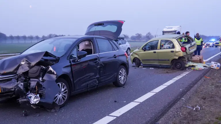 Ravage op A67 bij Helenaveen; gewonde bij botsing tussen twee personenauto’s