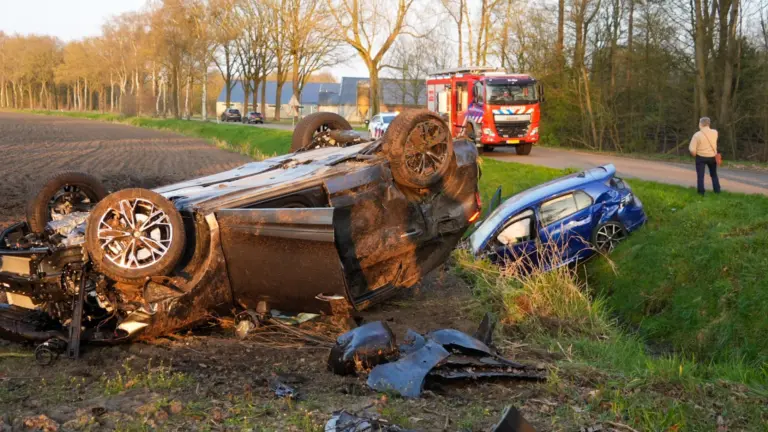 Twee tieners gewond bij botsing tussen twee auto’s op Peeldijk in Milheeze