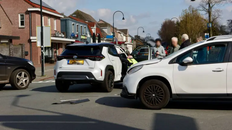 Auto’s botsen tegen elkaar op kruising Zeilbergsestraat en Blasiusstraat in Deurne