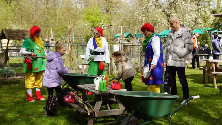 Publiek in Deurne krijgt voorproefje van cultureel zomerseizoen tijdens ‘Het Dorp (Be)Leeft’