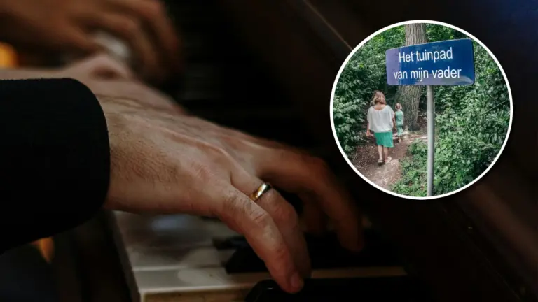 Jan Huydts die op piano speelt in Het Dorp van Wim Sonneveld overleden op 89-jarige leeftijd