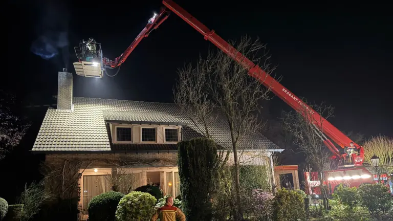 Schoorsteenbrand bij woning aan Schommerveld in Deurne snel gedoofd