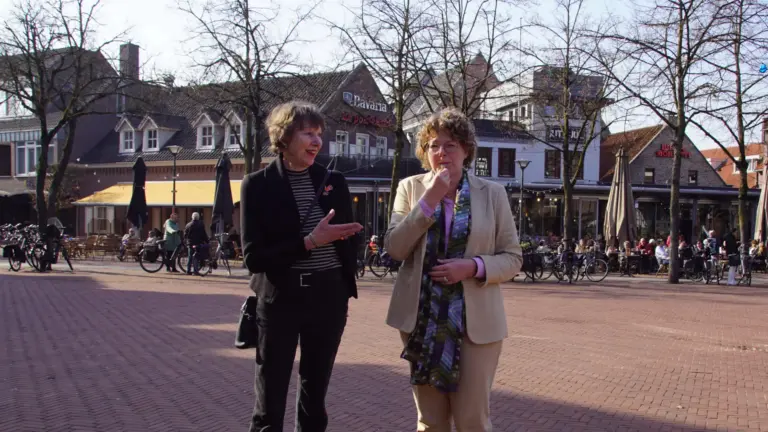 Soroptimistclub overhandigt SOS-fluitje aan burgemeester Buter: ‘Draagt bij aan awareness en veiligheid’