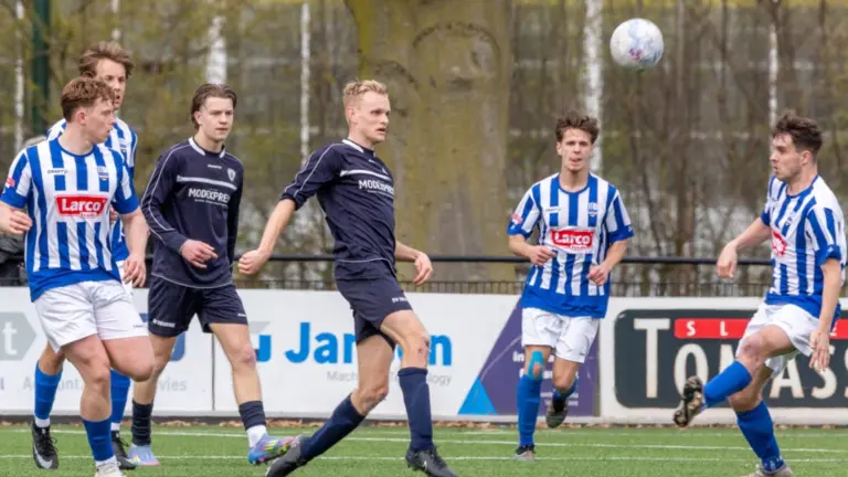 SV Deurne behaalt nipte overwinning bij Someren en blijft aan de leiding (0-1)