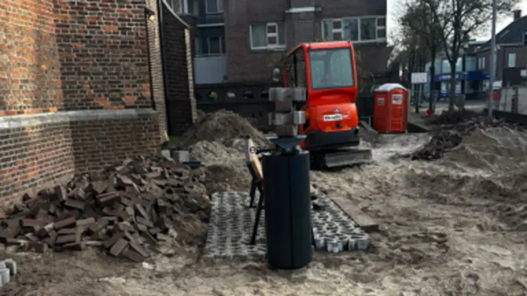 Nieuwe aangelegde kerktuin in Deurne tot twee keer toe vernield; gemeente en aannemer doen aangifte