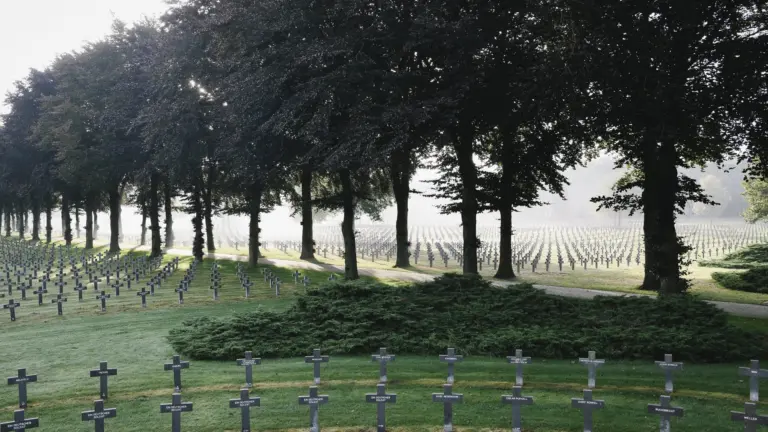 Onderzoeker Richard Schoutissen geeft rondleiding op oorlogsbegraafplaats in Ysselsteyn