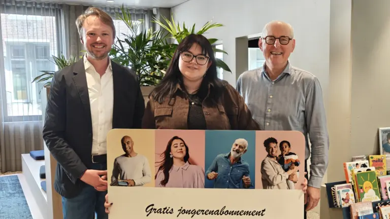 Eerste gratis bibliotheekabonnement voor jongeren uitgereikt in Deurne