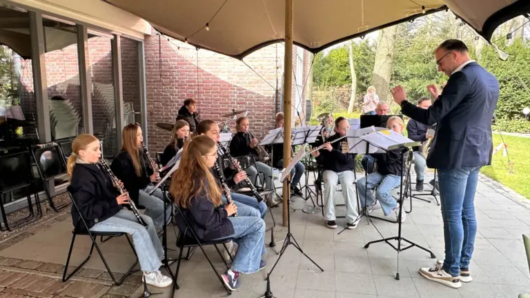 Muziekverenigingen Deurne en Vlierden geven jongeren inkijkje bij repetities met ‘Blaas mee en sla je slag!’