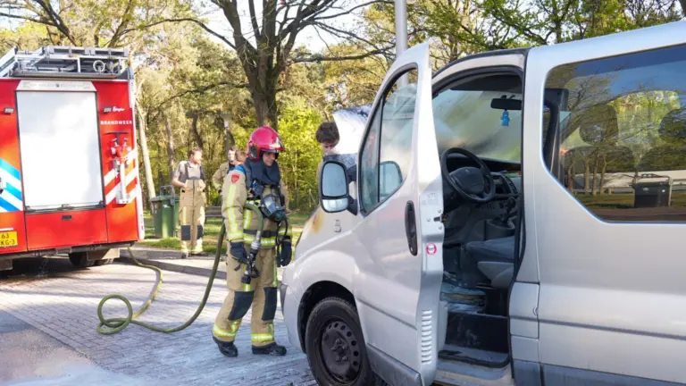 Bestelbus vliegt in brand op parkeerplaats langs A67 ter hoogte van Liessel