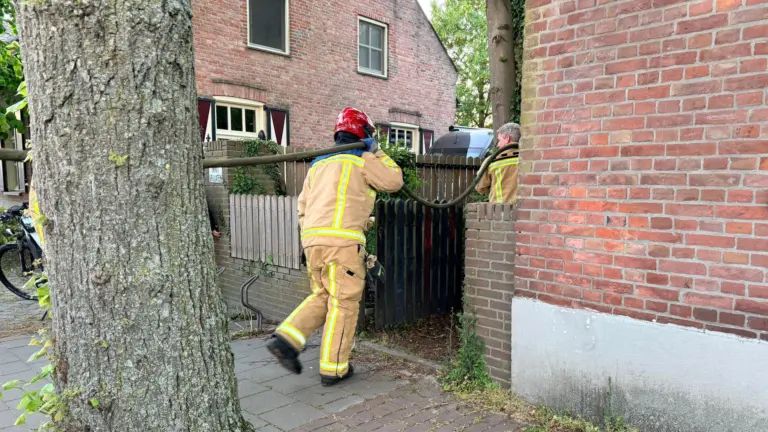 Brand achter woning aan Haageind in Deurne snel geblust