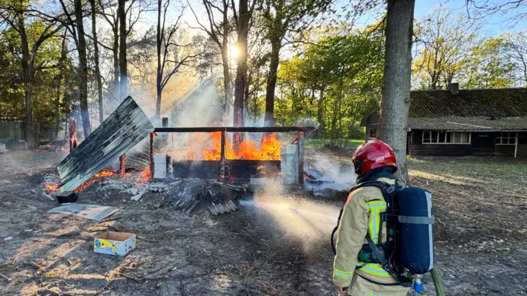 Houten huisje in bossen bij Liessel vliegt in brand; mogelijk asbest in dak