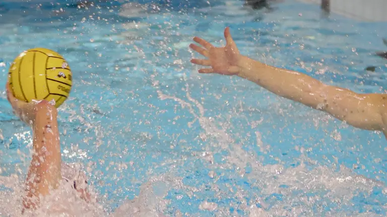 Deurnes waterpoloteam DZT’62 wint van ZV Haerlem en handhaaft zich in eerste divisie