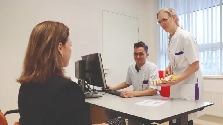 Elkerliek ziekenhuis start met nieuwe aanpak bij verdenking op hernia: ‘Patiënten sneller van pijn verlost’