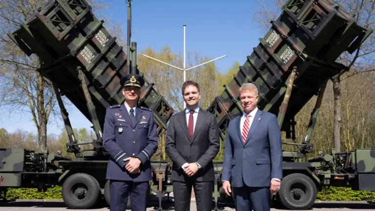 Nederland koopt vijfde Patriot voor luchtverdediging; staatssecretaris tekent contract in Vredepeel