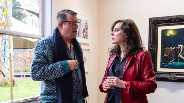 Kunstenares Henriëtte van Gasteren gaat in gesprek met bezoekers van haar expositie Silent Scream in De Wieger