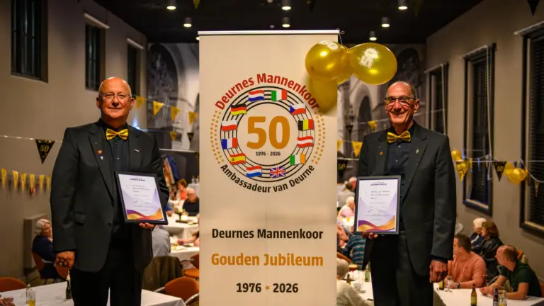 Deurnes Mannenkoor huldigt jubilarissen Martien van Helmond en Kees Bouwmans