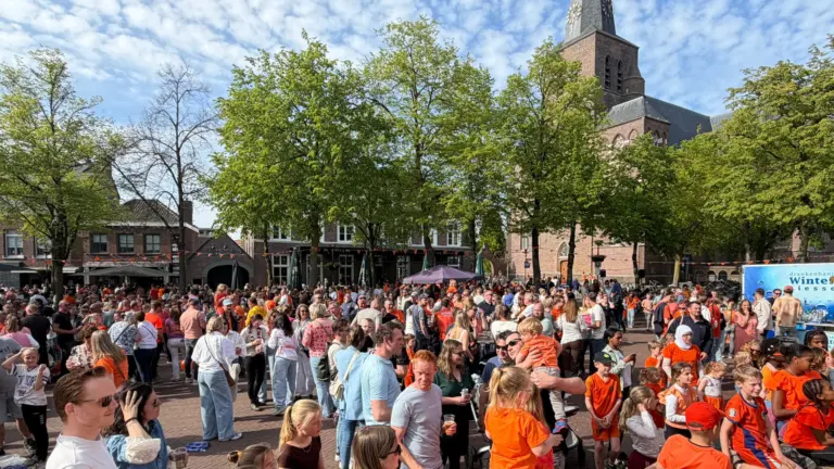 [VIDEO] Viering van Koningsdag in Deurne; van hijsen van de vlag tot hangen aan een spijkerbroek