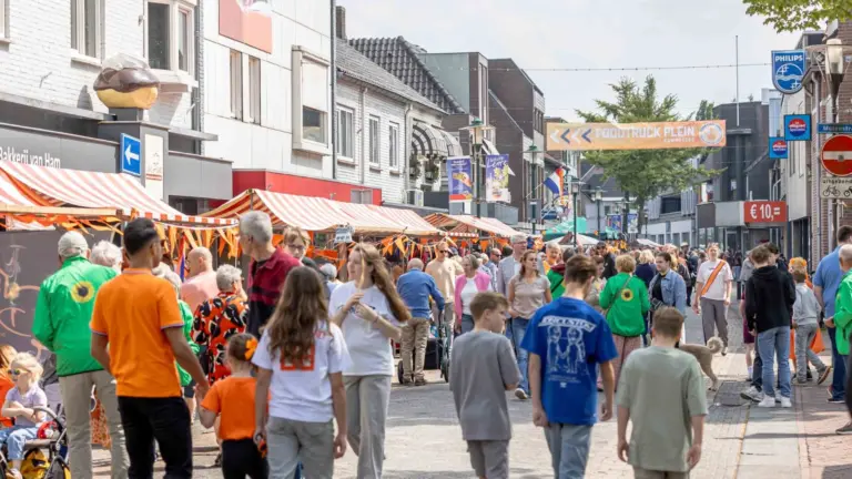 Deurne kleurt weer oranje op Koningsdag met ruim 100 kraampjes en podium voor talenten in het centrum
