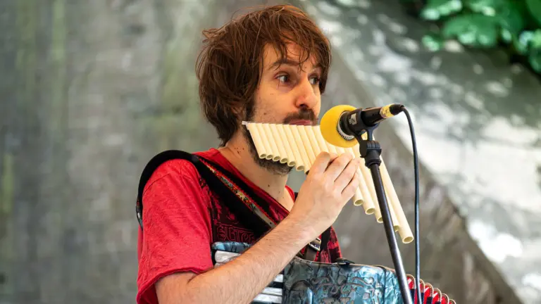 Muzikale duizendpoot Luuk Lenders geeft opnieuw folkconcert in Deurnese Willibrorduskerk