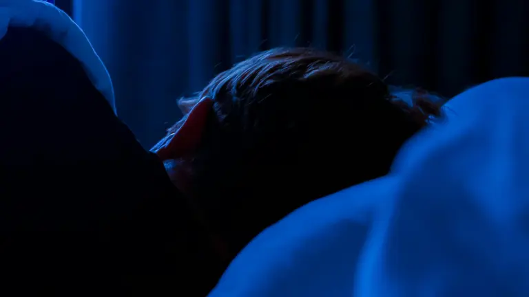 Inwoner van Bakel schrikt zich een hoedje; onbekende man ligt in woning slapend in bed