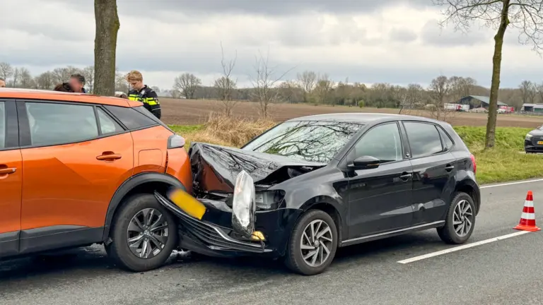 Gewonde bij botsing tussen twee auto’s op Benthem in Bakel