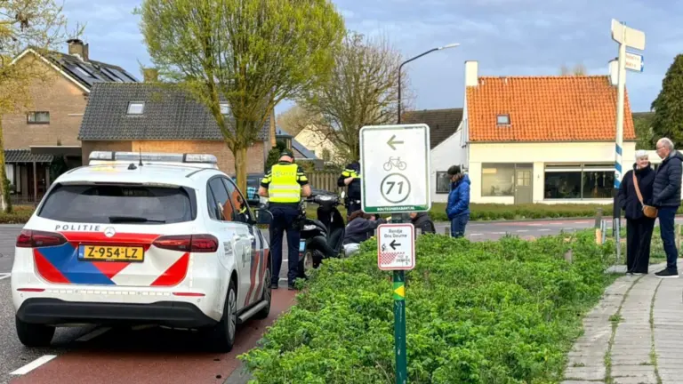 Scooterrijder gaat onderuit in bocht op Hoofdstraat in Liessel