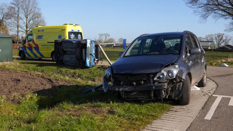 Twee auto’s botsen tegen elkaar op kruising Walsbergseweg en Kerkeindseweg in Deurne