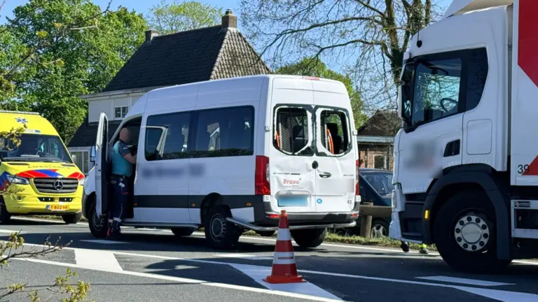 Vrachtwagen botst achterop taxibusje op Helmondsingel in Deurne; één gewonde in ambulance naar ziekenhuis